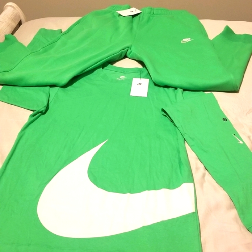 Nike Men's Sportswear Graphic Long-Sleeve Tee-Green "NEW" W/Tags. SHIRT ONLY. - Picture 2 of 9